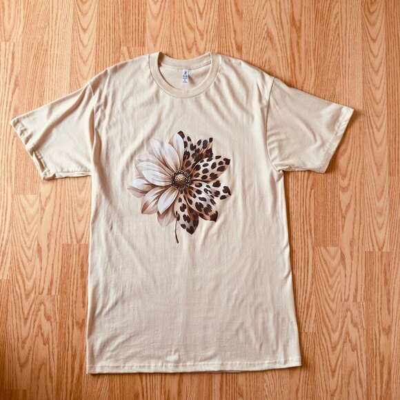 Leopard Petal Flower Graphic Tee Size L Creamy Beige Cotton Top Zuni Sportswear - Picture 6 of 7